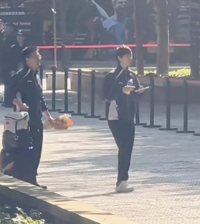 吓死我了！王曼昱颁奖完毕后，从场馆走出来的时候，门口停着一辆救护车！还好，救