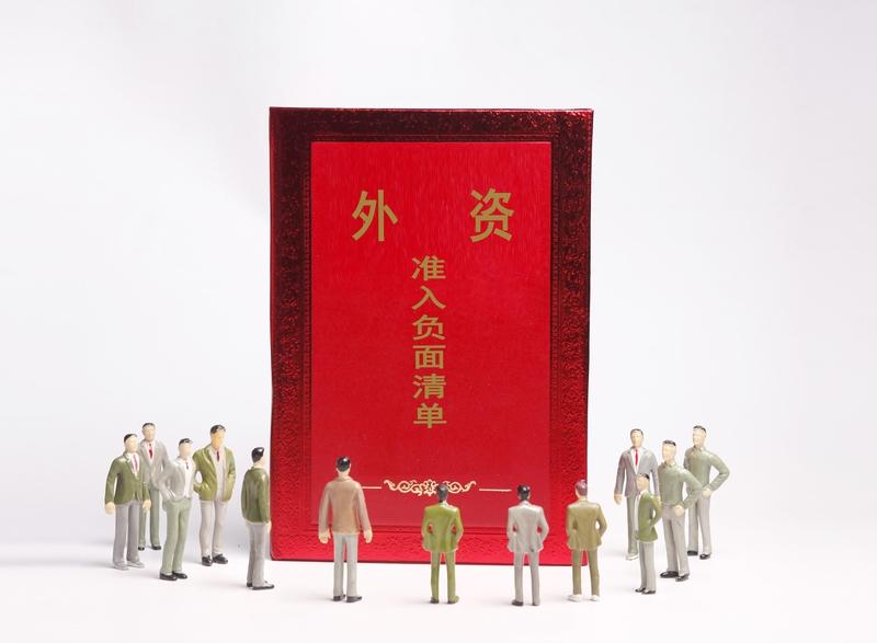 朱元璋时期，贪污六十两银子以上就会被处以重刑，剥皮填草更是让官员们闻风丧胆，在那