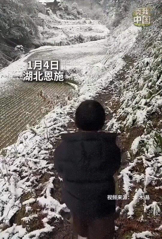 太治愈了。湖北施恩，妈妈带着孩子回家，即将到达家时，这回家小路田间的冰天雪地，显