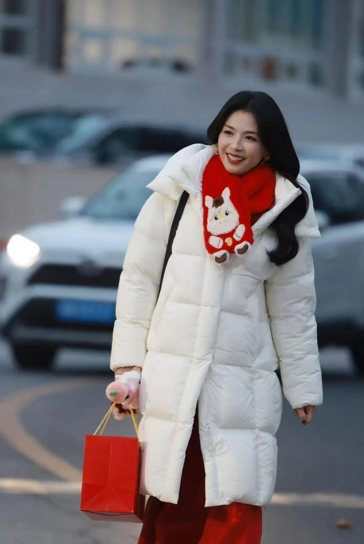 新年战袍抄作业！刘涛这一身我直接焊在身上🧧姐妹们！刘涛这一身红白配简直是