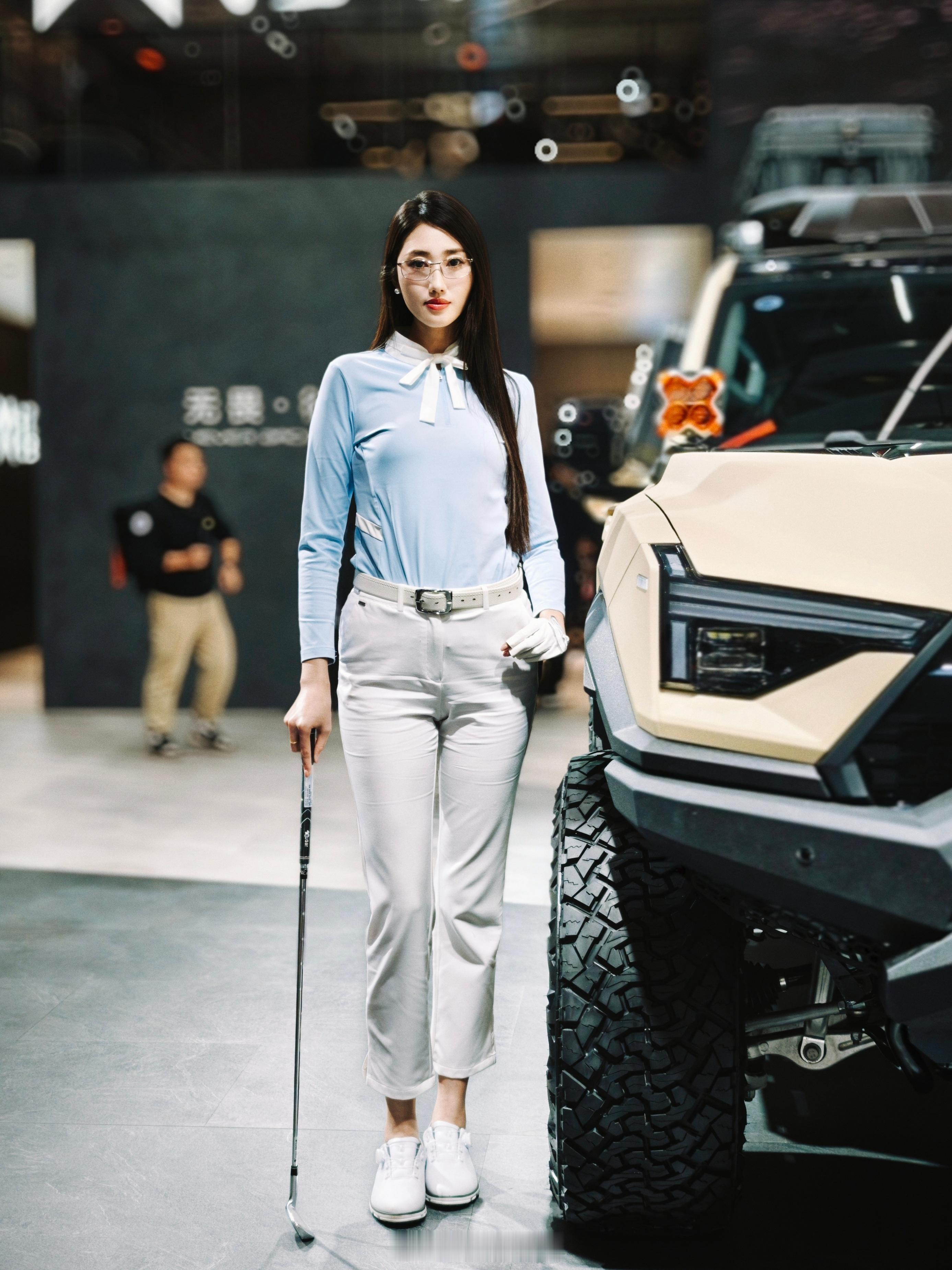 摄像东哥拍的车模照果然他还是更适合干摄像，下回车展安排另一个同事拍车模