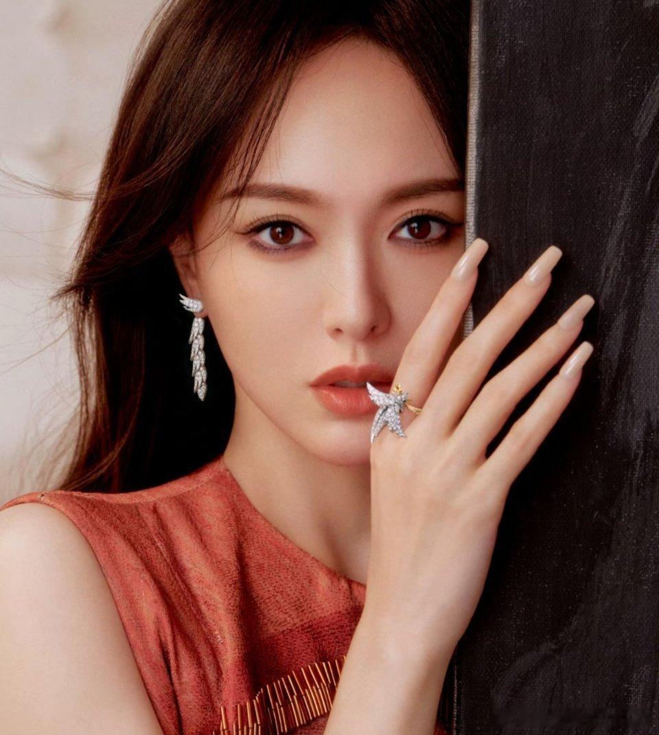 唐嫣这波探班太甜了。她夜里独自飞横店，直接钻进罗晋icon剧组。工作人员说罗晋收