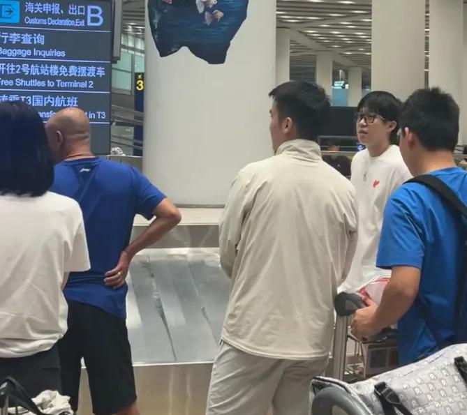 太过分！下电梯时被人紧挨着尾随拍照，王楚钦忍无可忍发火：离我远点在经过长时间的