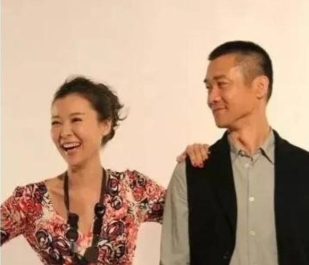 2011年，39岁的柯蓝恋上黄志忠，黄志忠不顾一切与结婚13年的琼瑶女郎何音离婚