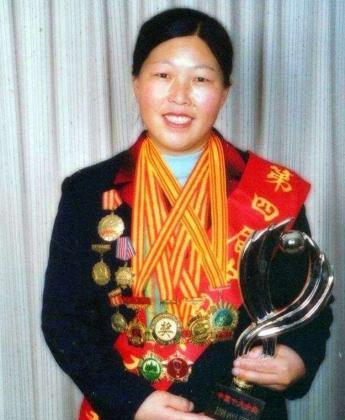 1985年，19岁的殷玉珍被迫嫁到荒漠，几十年后，她竟然让荒漠拥有了7万多亩树林