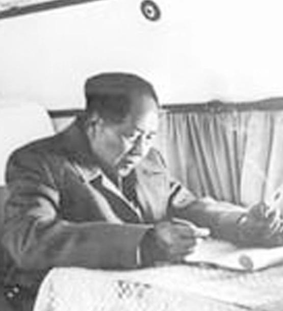 1950年，曹纯之搜查潜伏特务0409，走进一间民宅，抬头看见天花板倒贴的圆形《