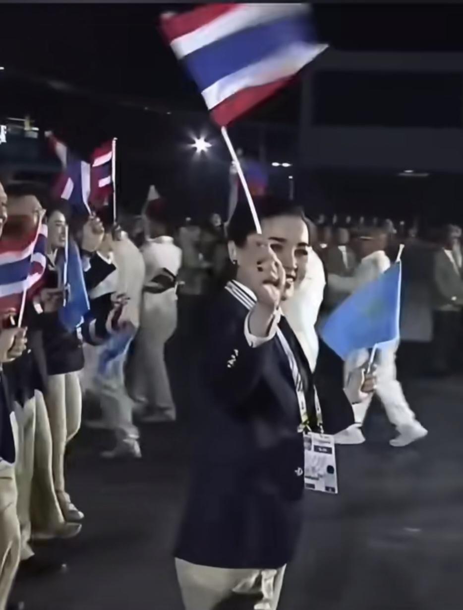 苏提达王后太忙碌啦！当地时间12越9日晚8点多，苏提达王后手执泰国小旗子，带领泰