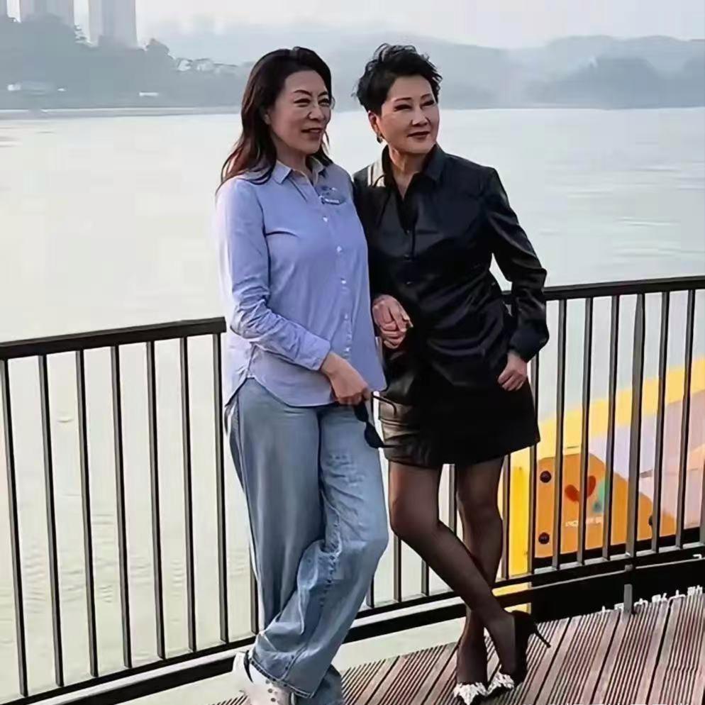同样都是63岁，岳红对比张凯丽，差距太真实了同样年过花甲，两位女神气质天差