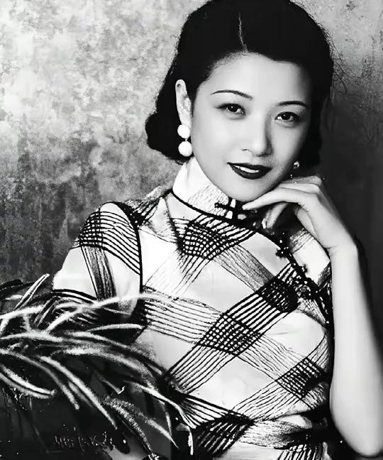 1933年，阮玲玉和唐季珊同居。前夫张达民发现她不在家，扬言要告她。阮玲玉害怕，