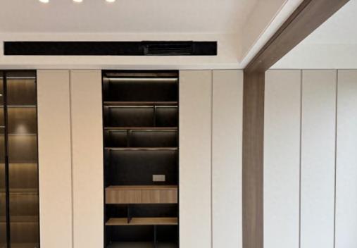 我家装修那会儿，我媳妇非要装“豪华电视背景墙”，又是大理石又是格栅，花了8000