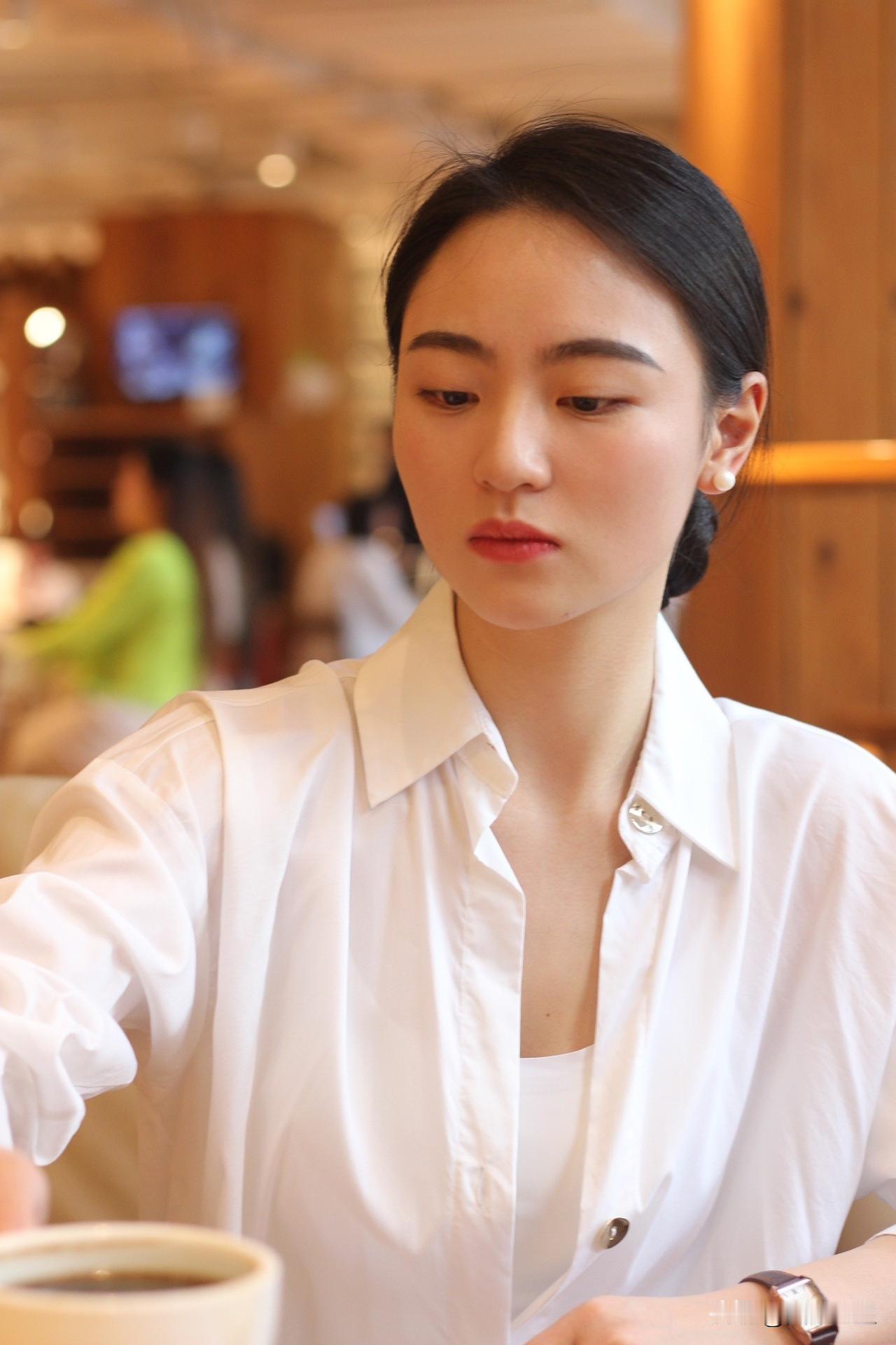 很喜欢这家店的室内装饰风格，灯具、家具、植物的搭配流露出温暖的北欧中古风。