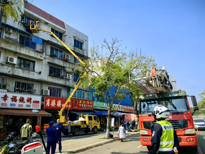 惊心动魄！四川见义勇为勇士徒手托举悬空女童获表彰