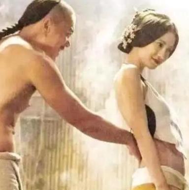 古代夫妻进行房事时，他们并不会因为“通房丫鬟”在场而尴尬，相反，通房丫鬟在行房事