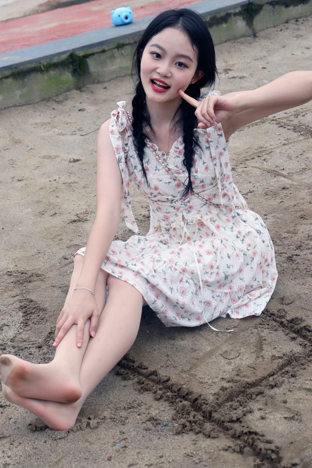 今日份沙滩甜妹上线！