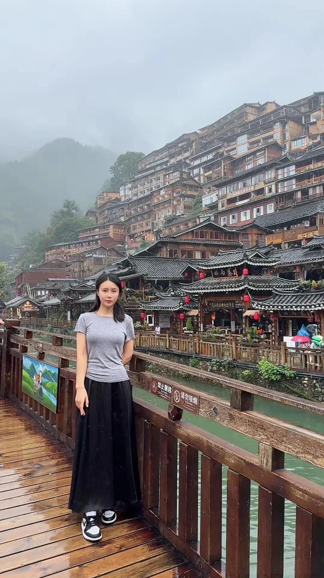 在古风小镇中雨中漫步，那是一种独一无二的浪漫与宁静。雨滴坠落，敲在青石板上，溅起