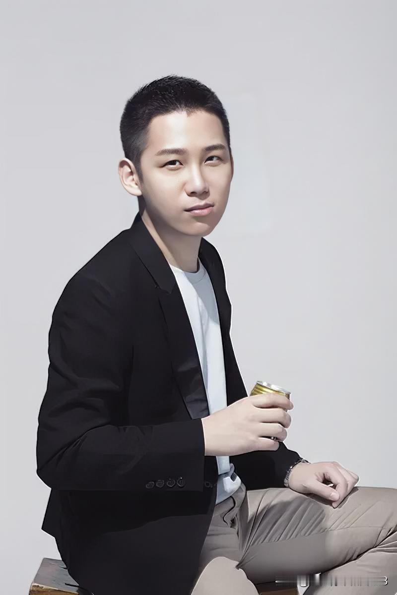 极光光火了因为怼回老六。王子犯法与庶民同罪，别说什么极光光，法律面前人人平