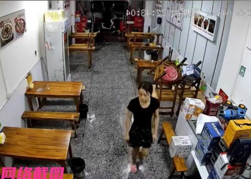 某位老板娘看自己在学校门口的店内人不多，生意自然不好，又找不到问题出在哪里，自己