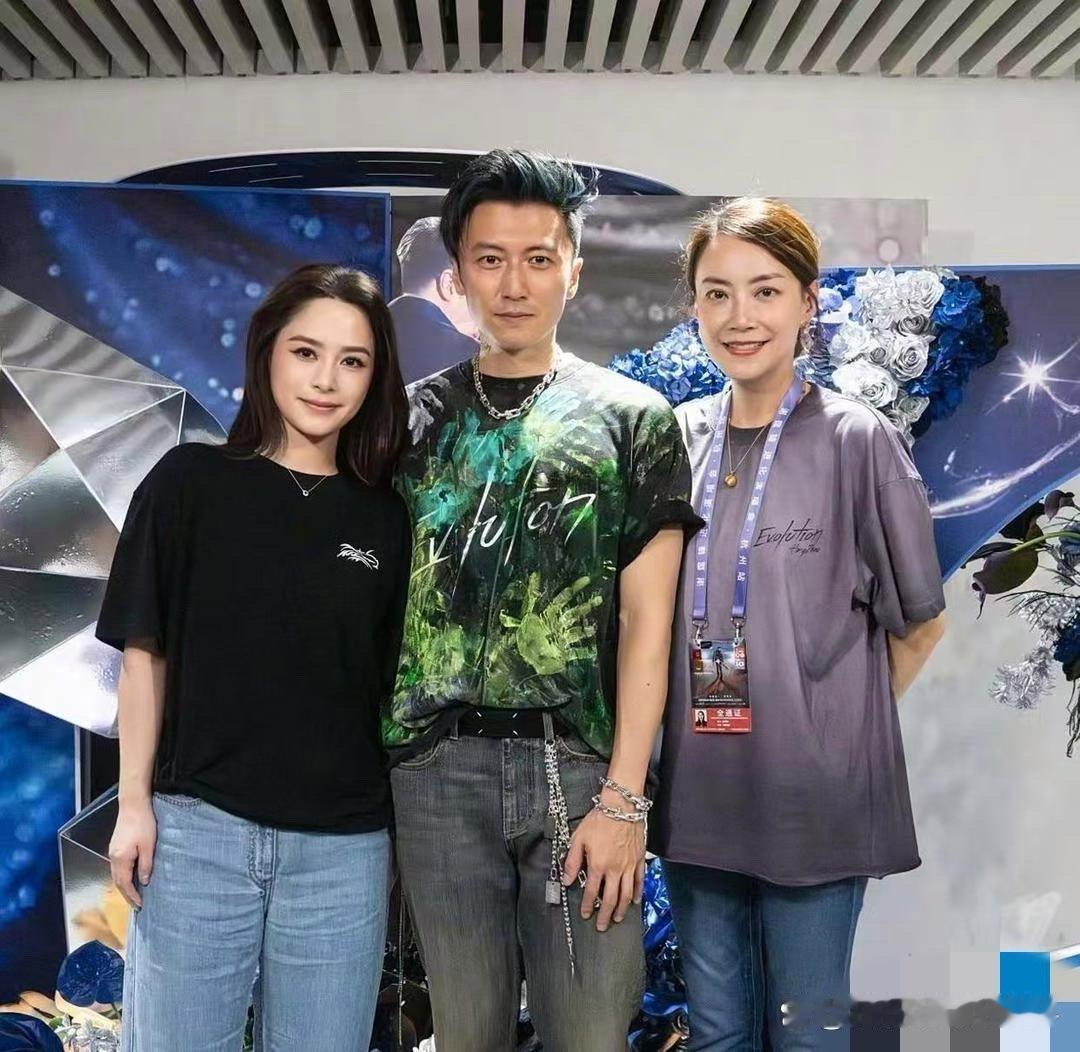 谢霆锋这是怎么了？看着一脸严肃，手都不知道往哪儿放，难道是遇到了什么让他紧张的场