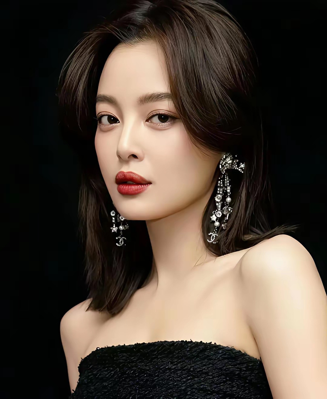辛芷蕾这嘴唇怎么看起来这么奇怪？化完美美的妆嘴唇看起来还挺性感，但不化妆时怎么感