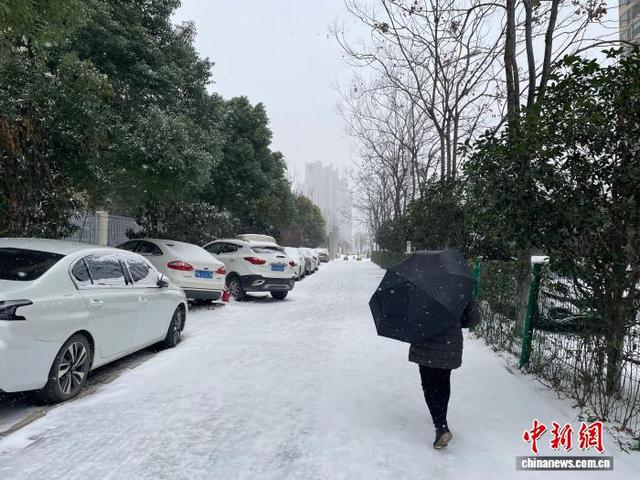 湖北多地出现大到暴雪 多家景区闭园学校停课