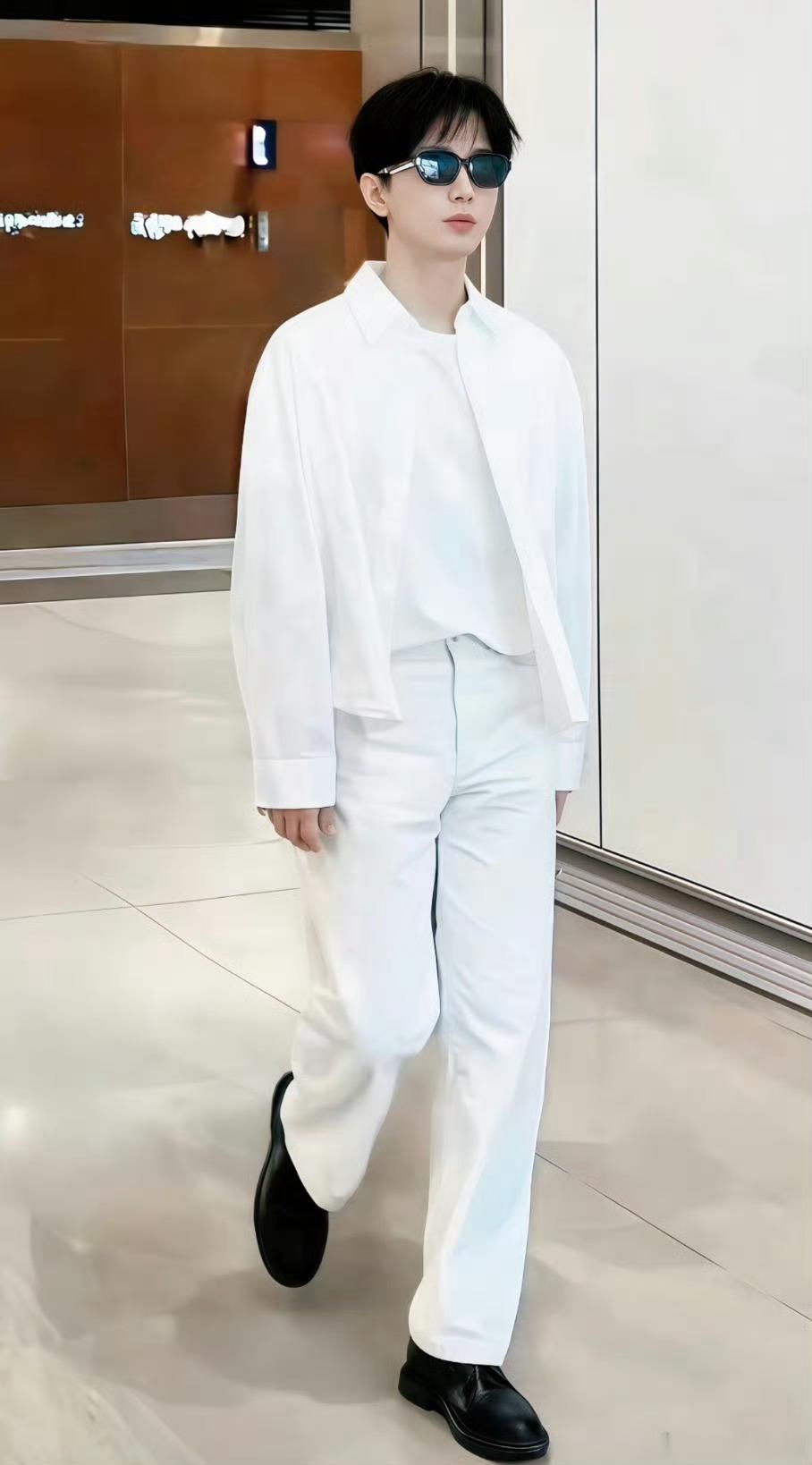 成毅连轴转彩排全开麦刚结束剧组拍摄就辗转场地，连轴工作超16小时，即便满身疲惫依