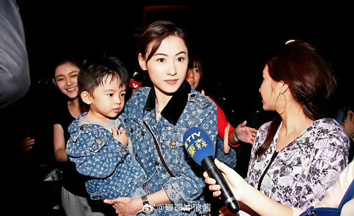 OMG！！！当年张柏芝抱着lucas后面居然是大s！啊啊啊，到现在才发现！这样