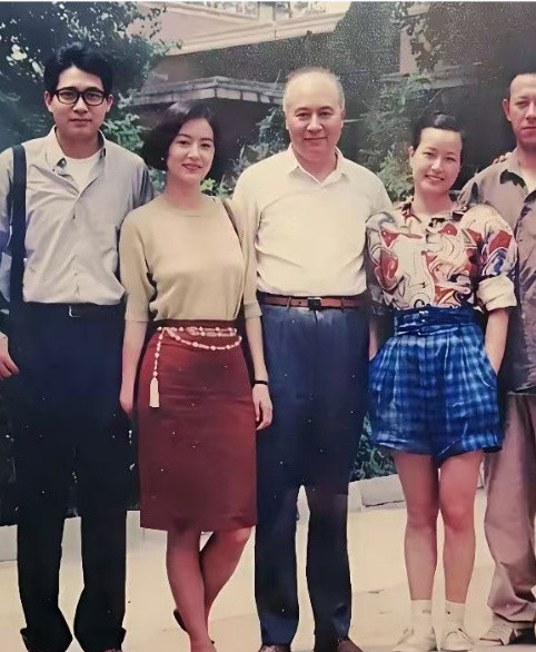 刘晓庆年轻时容貌姣好，肤若凝脂，眉眼如画。只是彼时的着装风格略显过时，与身旁衣着