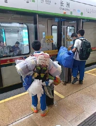 地铁里的绳捆行李，是成长最好的勋章广州地铁的人流中，黄埔某中学学生的身影格