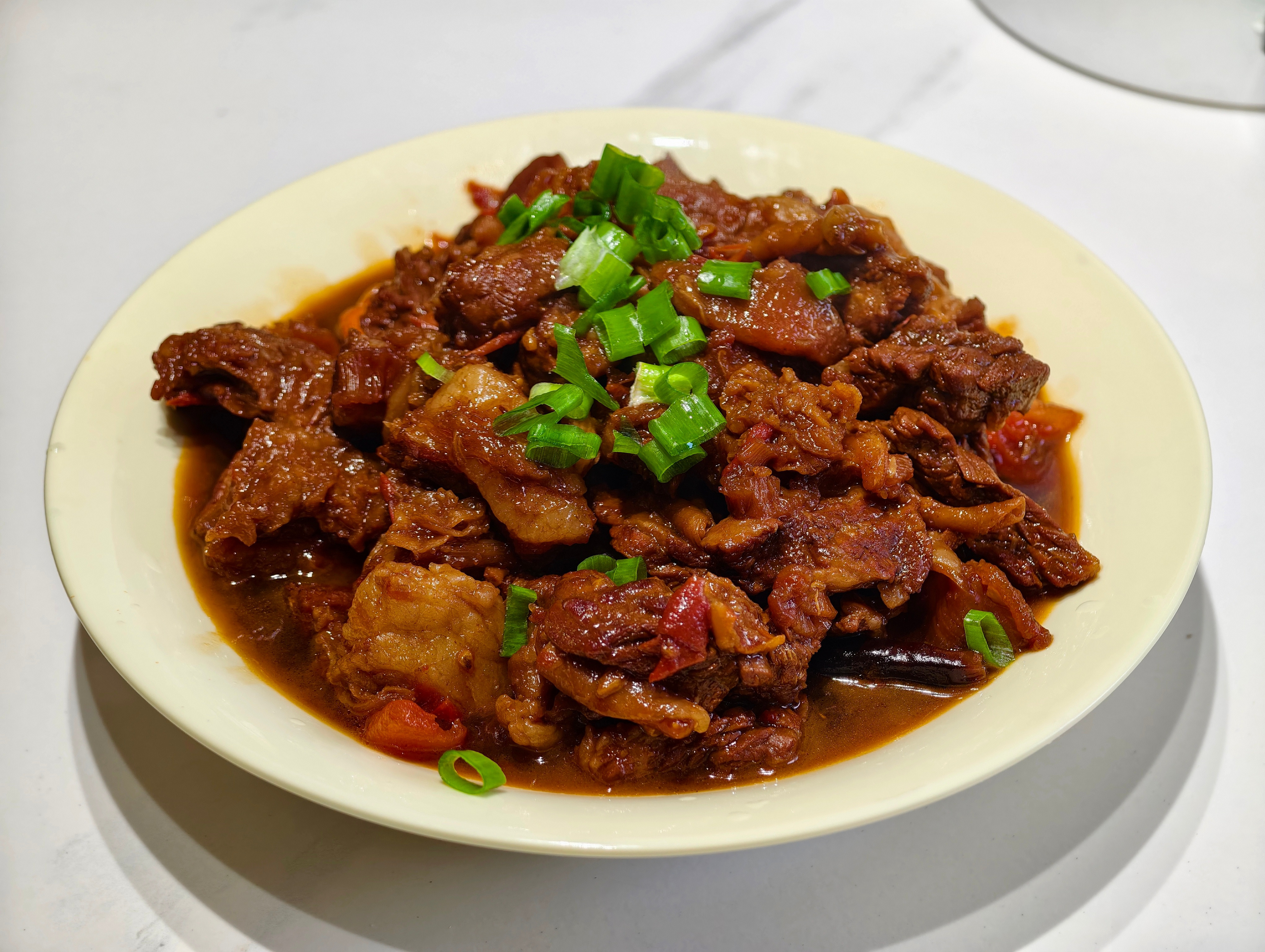 今儿心情不错，整俩菜。蒜黄炒鸡蛋，牛腩炖西红柿，瞅着炒的不怎么好看，但是味道还行