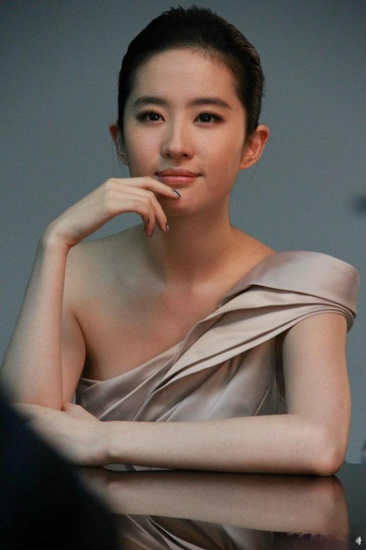 刘亦菲某黄金广告拍摄花絮生图，好大气的美​