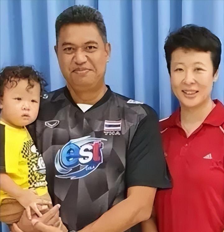前女排队长冯坤，带着泰国男友加提蓬回家见父母，看到加提蓬壮硕如牛，父母非常反对两