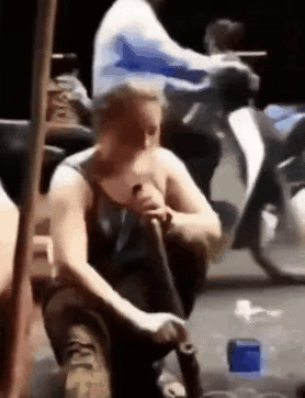 一口旱烟直接“放倒”外国游客！大爷的劝诫早说“劲大”，这哪是不听劝，分明是低估了