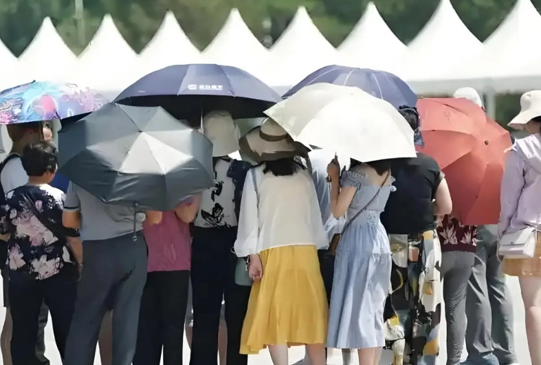 原来，一直搞错了。一直以为，大热天的，为了防晒，防止紫外线辐射，穿白色衣服比穿