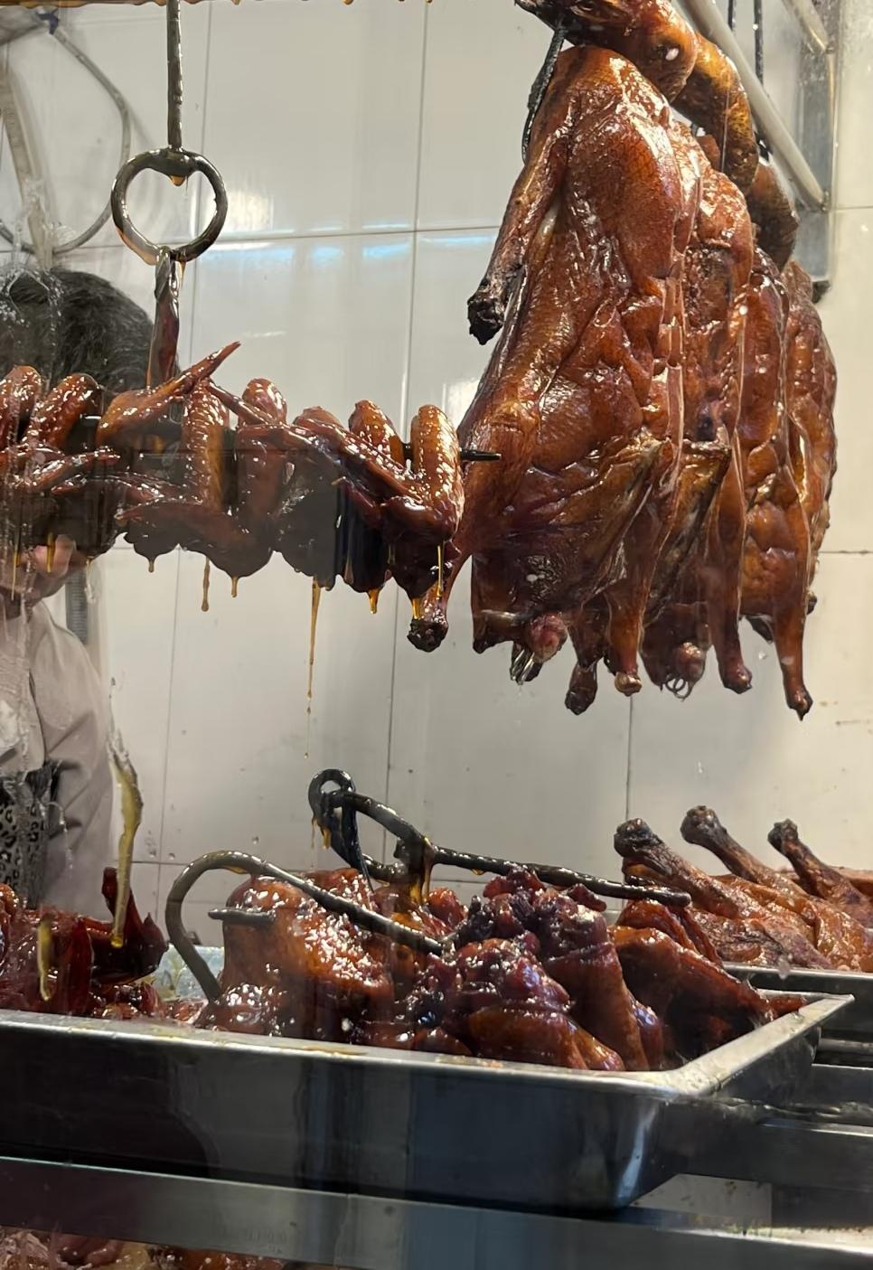 这烧鸭怎么这样，表弟出差广西花60买回半只鸭孝敬老爸，切开后一层层有很多孔，头一