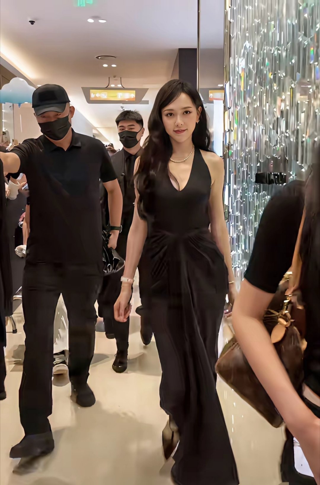 青岛活动的唐嫣，一身黑挂脖长裙配上大波浪，完美身材太吸睛了。​​​