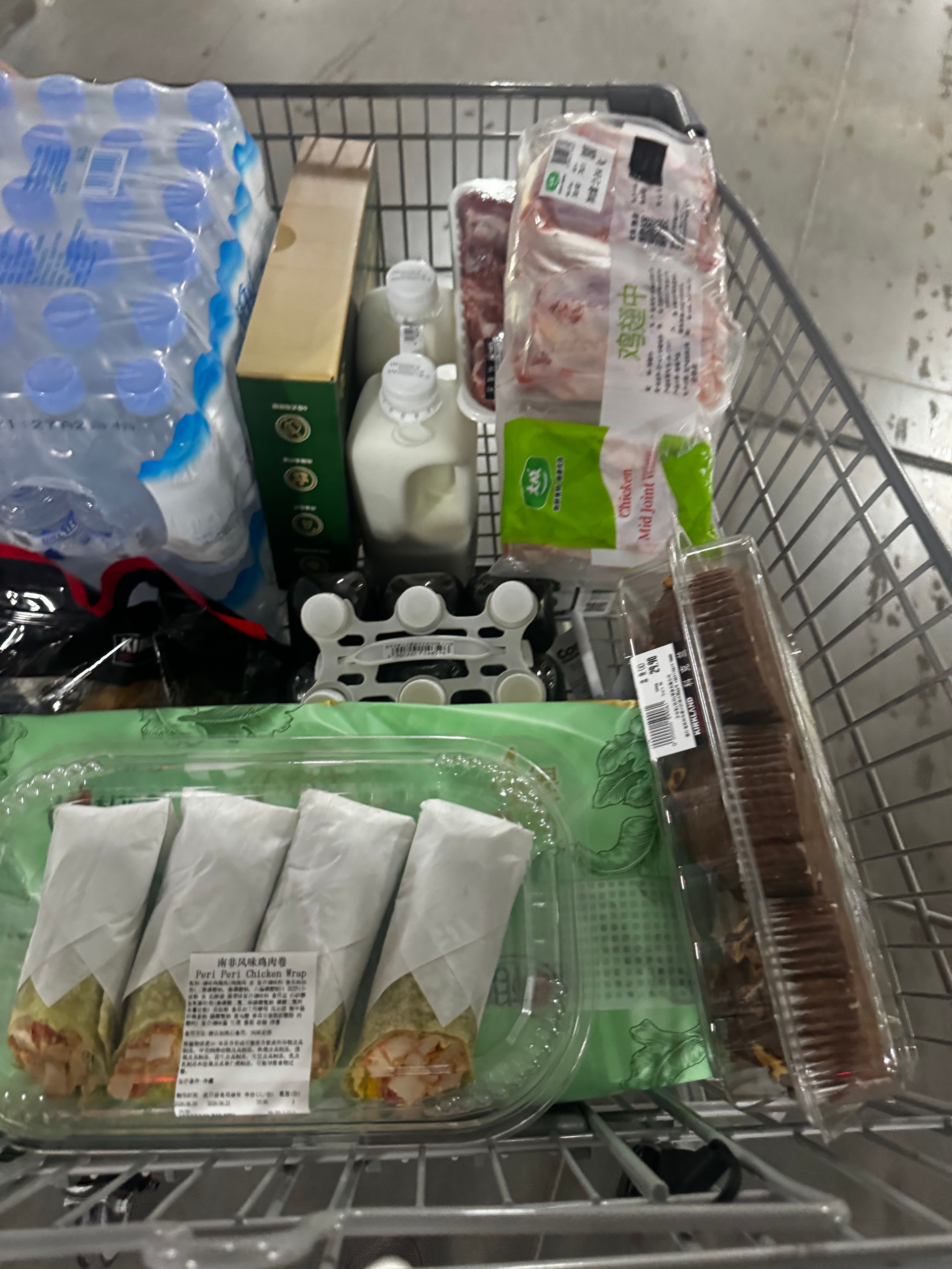 上周逛的山姆，这周逛的costco，第一次来，可能因为新鲜吧，感觉比山姆好逛，这