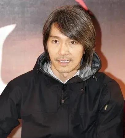 2000年，周星驰筹拍《少林足球》投资了1000万，他拿出100万邀请64岁的谢