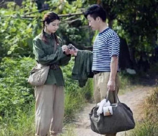 1977年，知青张梅香考上大学，临走时她将手表交给互有好感的一个农村小伙，并约定