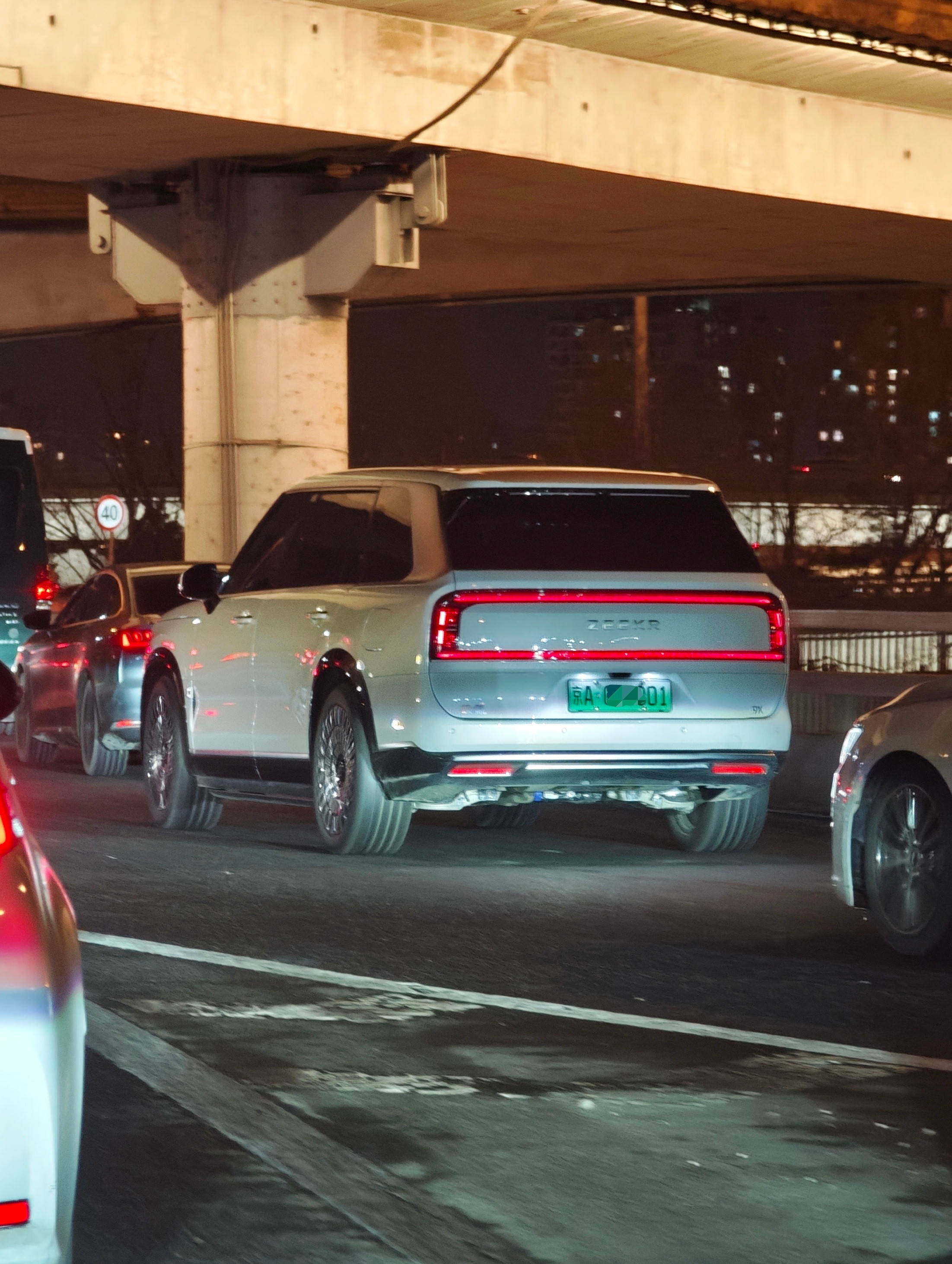 极氪9X尾灯真显眼，大老远就能认出来让AI做了两个尾灯造型，有没有原版好看？
