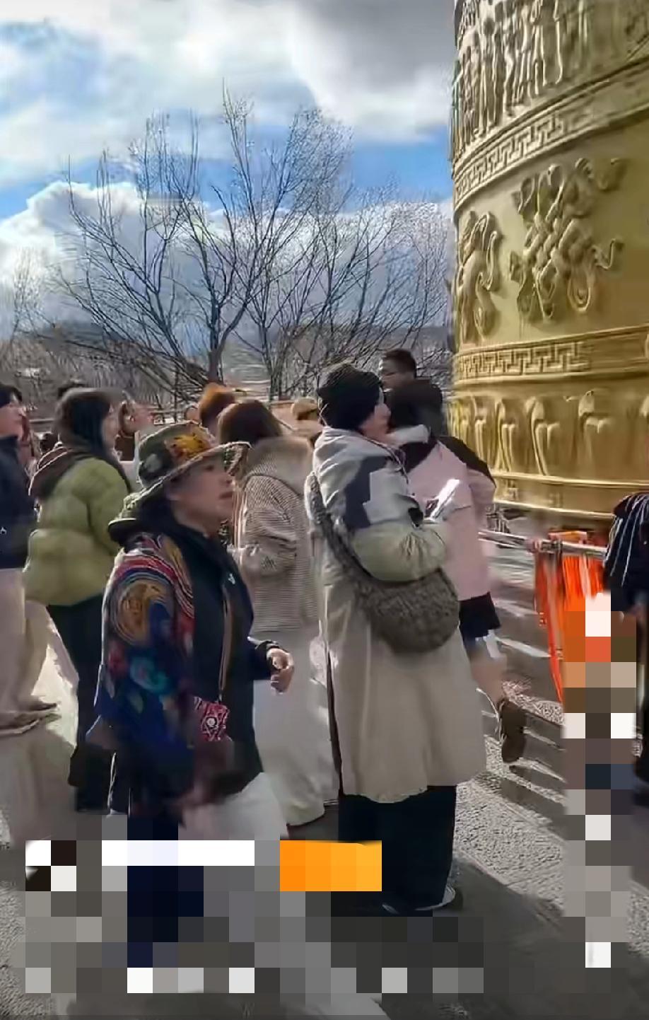 4月8日，云南香格里拉。女子疑被年轻人喊“阿姨”后大发雷霆，不依不饶追着年轻人狂