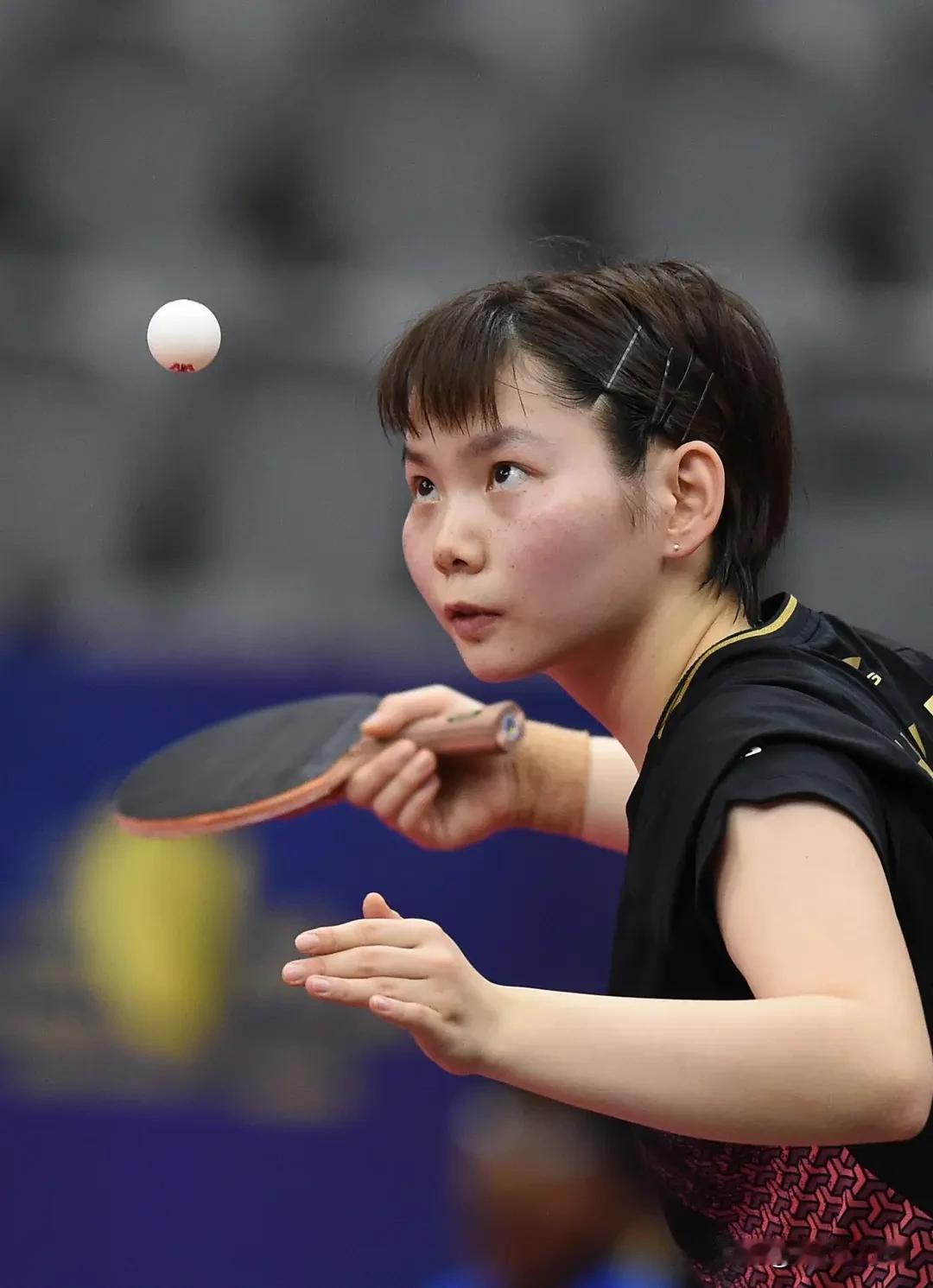 何卓佳是孙颖莎的陪练，多年的相处，两人的感情亲如姐妹。她比莎莎大两岁，有人问她喜