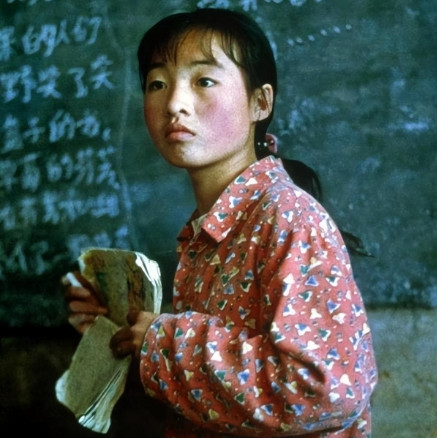 1999年，张艺谋捧红了农村女孩魏敏芝。拍完戏后，魏敏芝想进演艺圈，张艺谋却不同