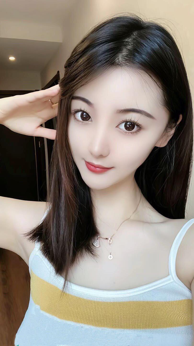 笑话：下便利店总被一群大爷占据唠嗑，老板不堪其扰又不好直接驱赶。某天他灵机一动，