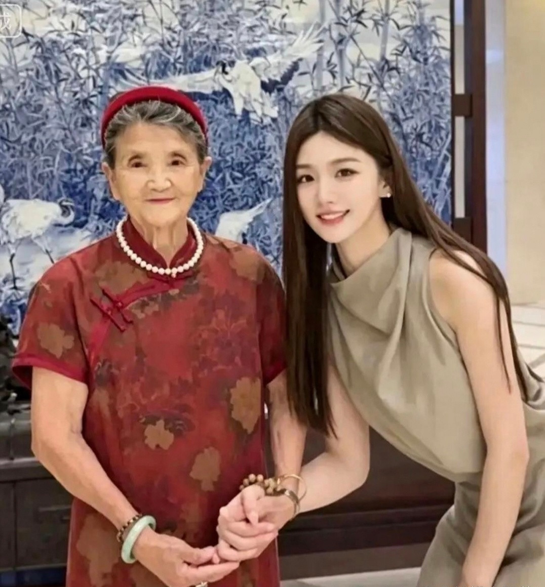 黄圣依17年换不来的认可，杨子23岁新女友，用一盆草就拿下了。91岁老太太，特意