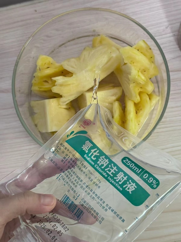医学生有自己杀菠萝的方式