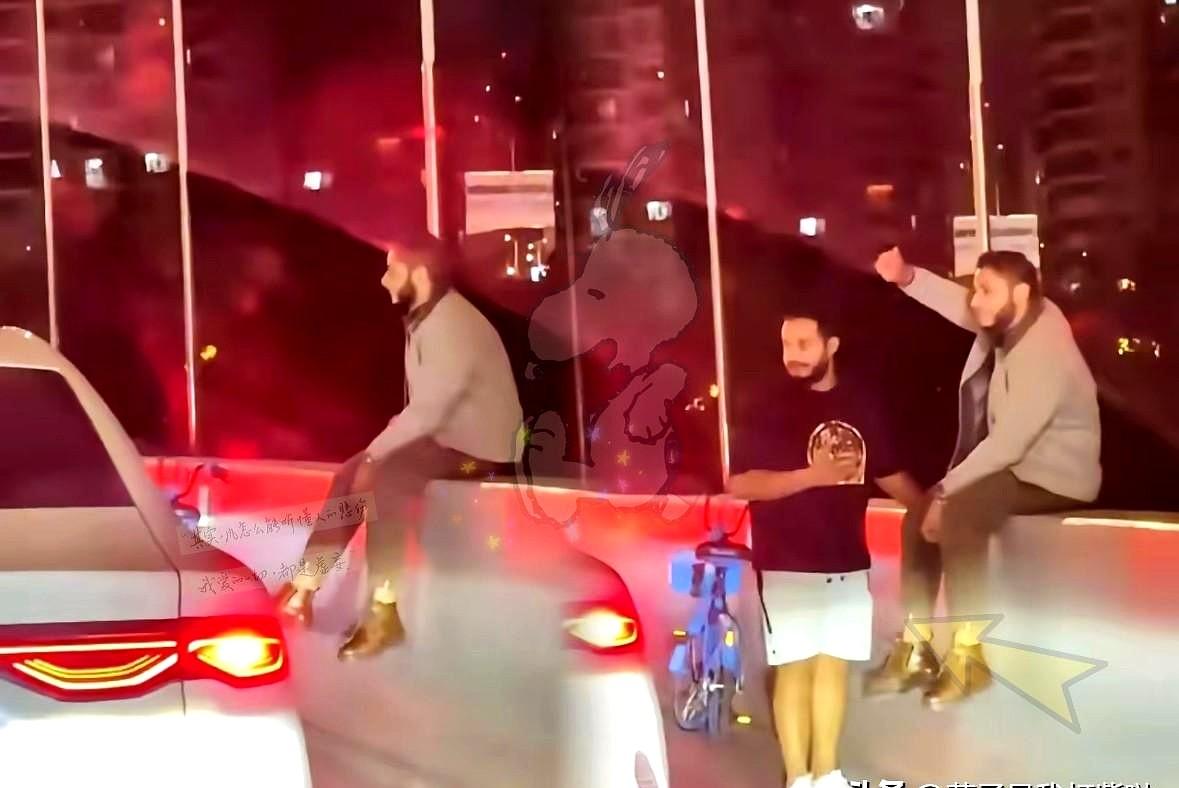 “滚回自己的国家！”上海高架上这一幕，谁看了能不窝火？俩外国人骑着共享单车就冲