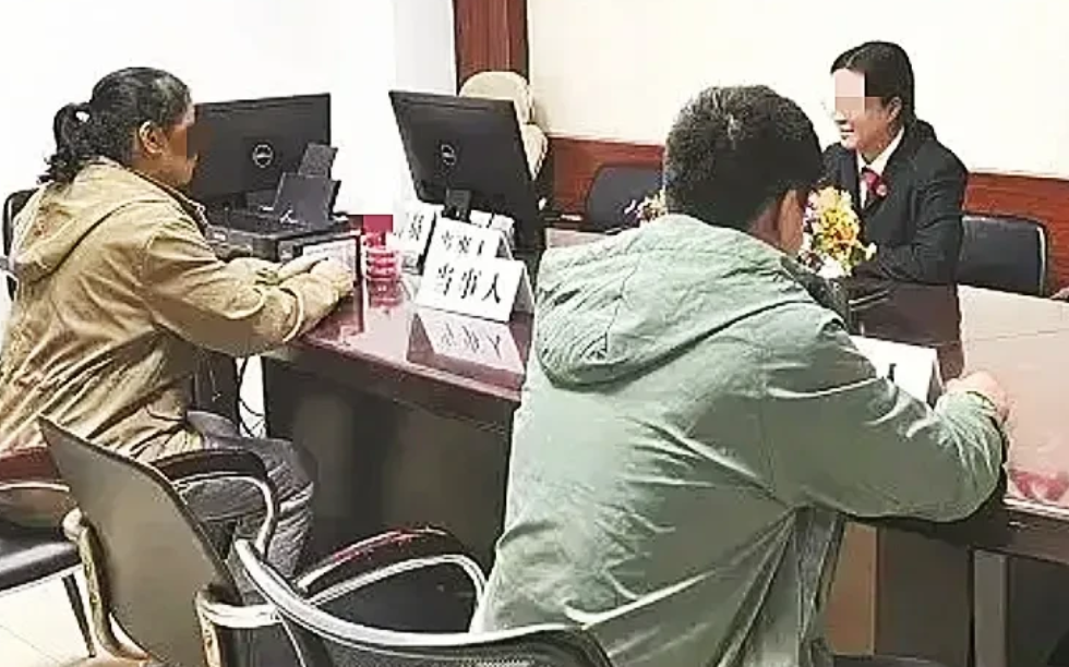 广州，男子发现父母结婚时间比自己出生晚，以为母亲跟自己没有亲子关系。父亲去世后，