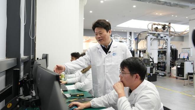 一张天价薪资截图，让95后AI博士郭达雅火遍全网，从DeepSeek核心研究员到