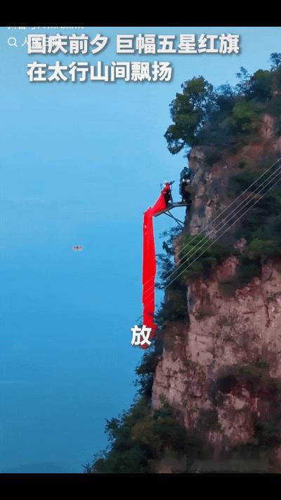 太震撼了！河南云台山，一个游客爬云台山爬到半山腰，累得正想找地方歇脚，一抬头看见