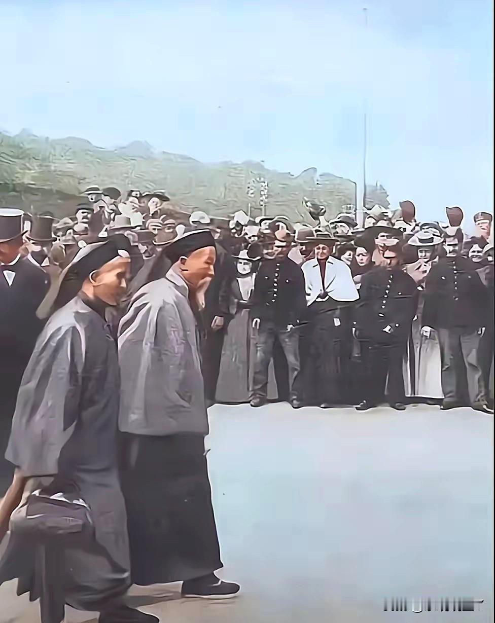 这便是李鸿章的真实模样，这并非演戏，也并非影视剧中的演员，而是1896年他奉命到